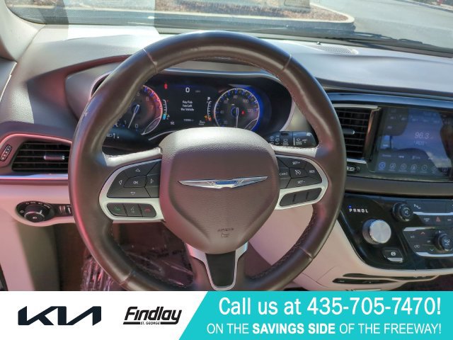 Used 2017 Chrysler Pacifica Touring-L Plus FWD image 18