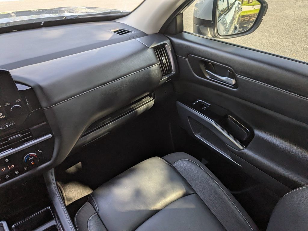 Used 2025 Nissan Pathfinder SL FWD image 18