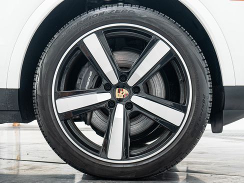 Used 2024 Porsche Cayenne AWD/4WD image 46