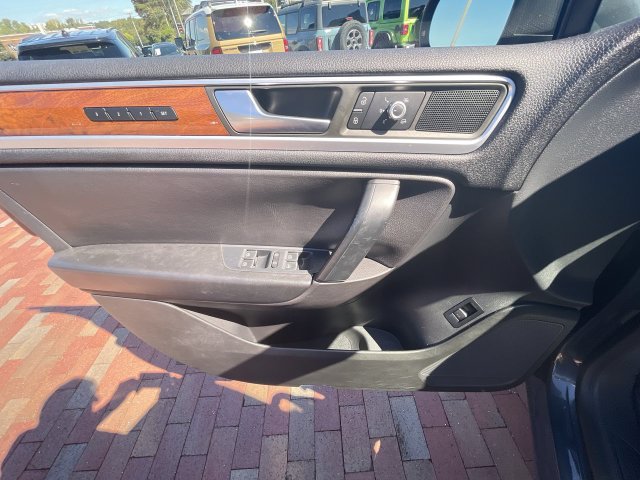 Used 2014 Volkswagen Touareg VR6 AWD/4WD image 10