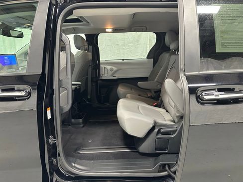 Used 2025 Toyota Sienna XLE image 45