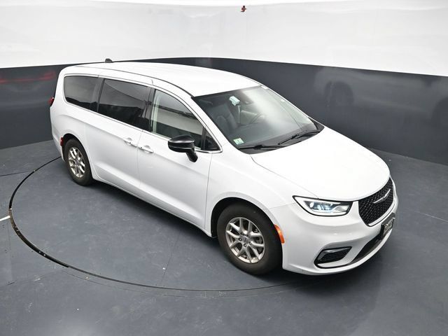 Used 2024 Chrysler Pacifica Touring-L FWD image 30