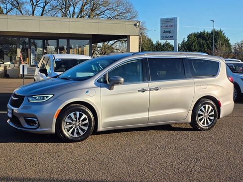 Used 2021 Chrysler Pacifica Touring-L image 37