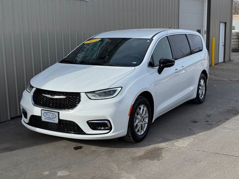 Used 2025 Chrysler Pacifica Select FWD image 2