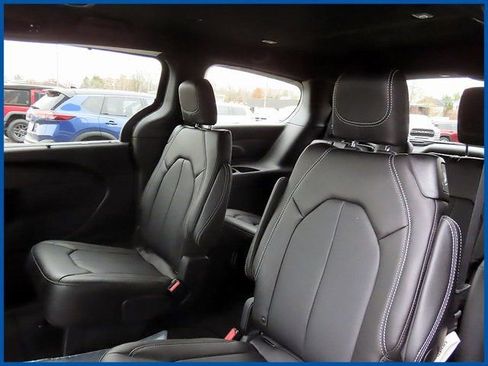 New 2026 Chrysler Pacifica Select image 10