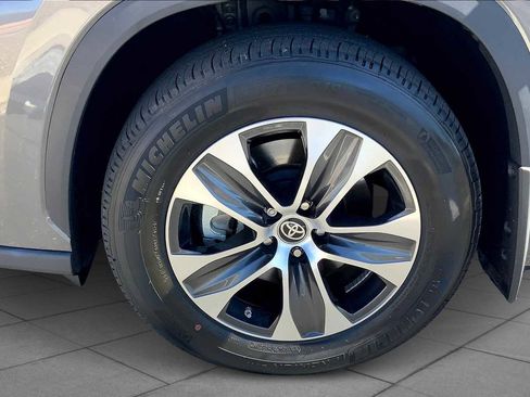 Certified 2023 Toyota Highlander XLE image 9