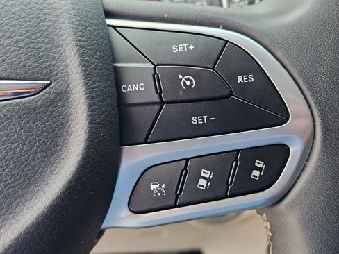Used 2023 Chrysler Pacifica Touring-L FWD image 29