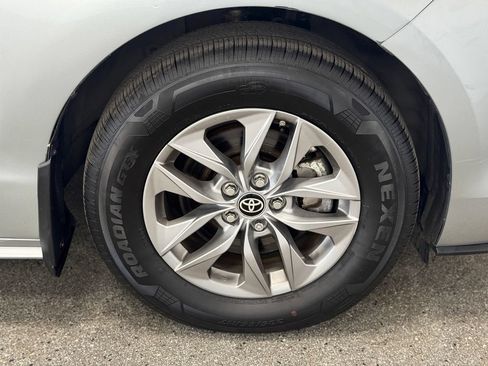 Used 2024 Toyota Sienna XLE FWD image 26