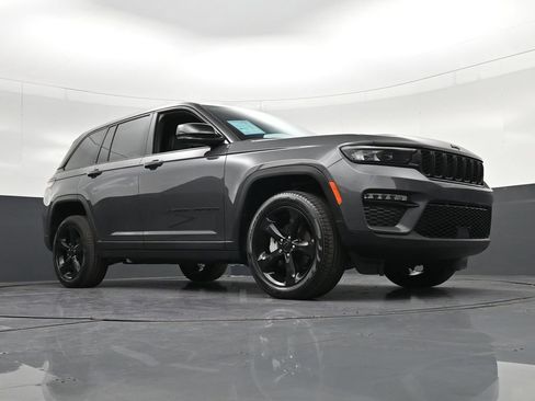 Used 2025 Jeep Grand Cherokee Limited w/ Black Appearance Package RWD image 25