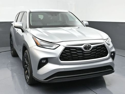 Certified 2023 Toyota Highlander LE image 3