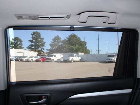 Used 2019 Toyota Highlander XLE FWD image 9