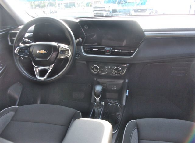 Certified 2024 Chevrolet TrailBlazer LT w/ LT Cold Weather Package AWD/4WD image 17