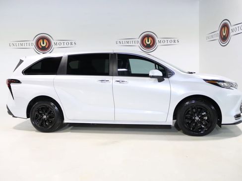 Used 2023 Toyota Sienna XLE image 27