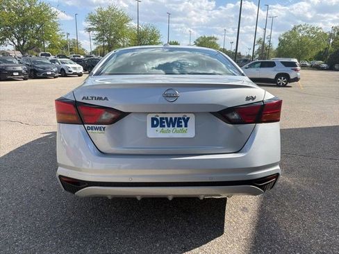 Used 2024 Nissan Altima 2.5 SV FWD image 4