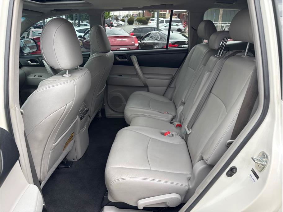 Used 2013 Toyota Highlander SE FWD image 18