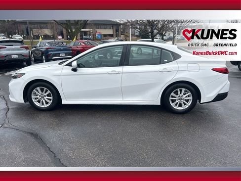 Used 2025 Toyota Camry LE image 9