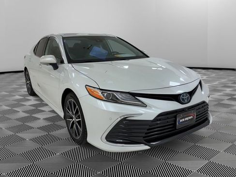 Used 2022 Toyota Camry XLE w/ Navigation Upgrade Package FWD image 7