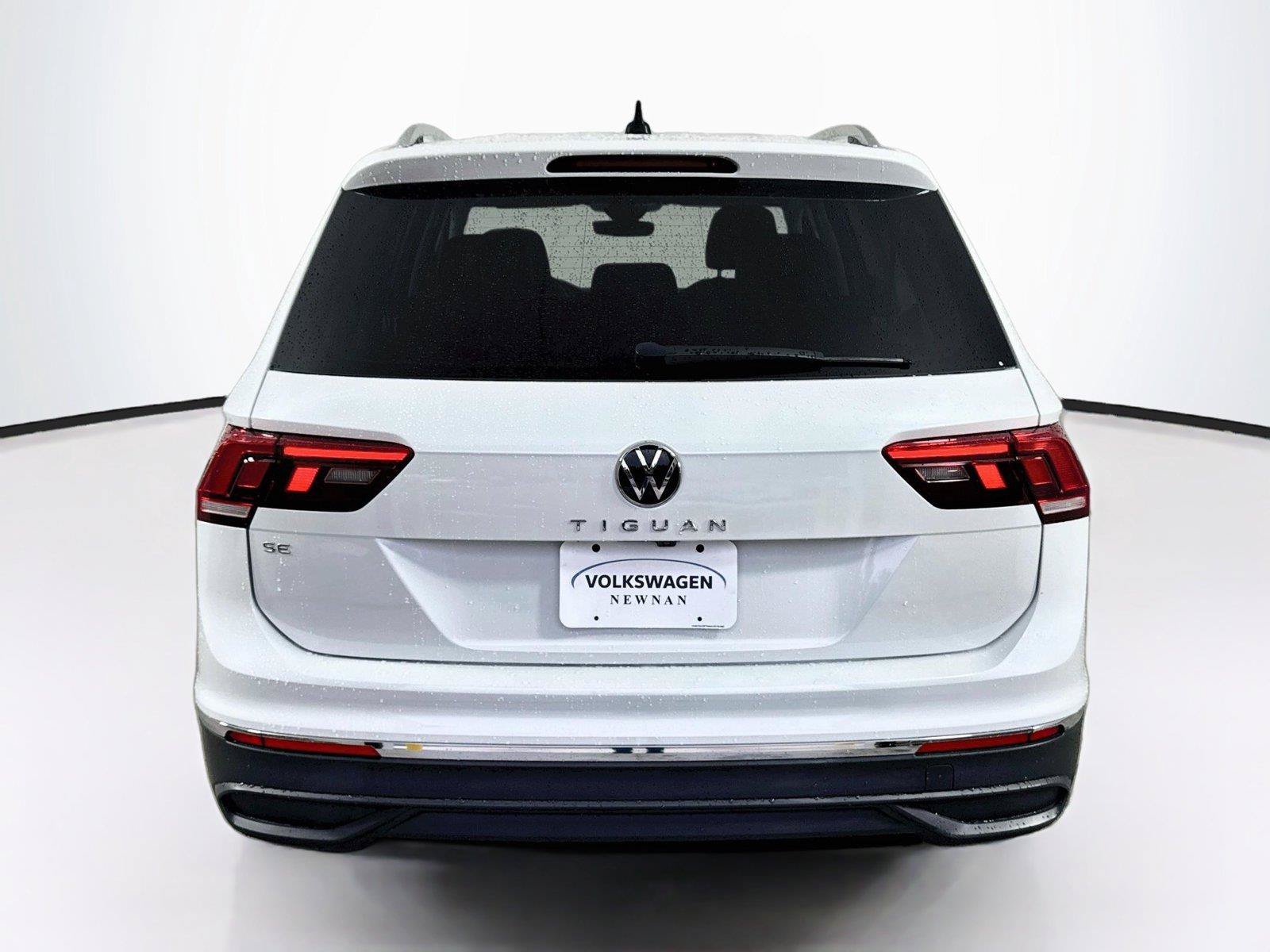 Used 2023 Volkswagen Tiguan SE w/ Panoramic Sunroof Package FWD image 5