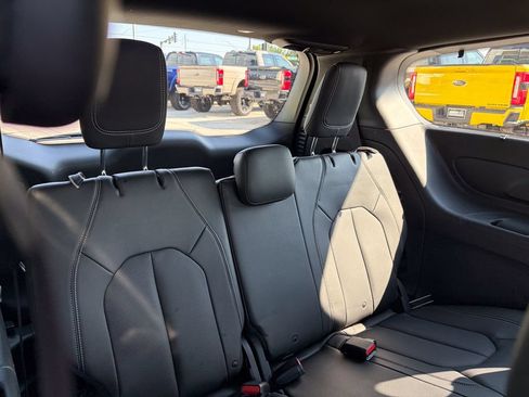 Used 2019 Chrysler Pacifica Touring-L FWD image 20