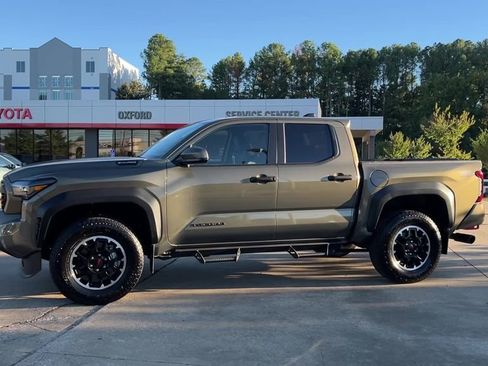 Used 2024 Toyota Tacoma TRD Off-Road image 3