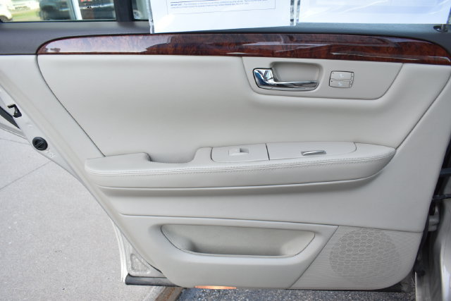 Used 2007 Cadillac DTS Luxury I w/ Sun And Sound Package FWD image 27