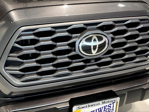 Used 2020 Toyota Tacoma TRD Off-Road w/ TRD Premium Off Road Package AWD/4WD image 34