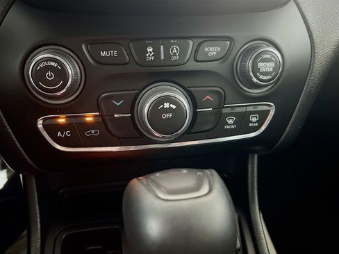 Used 2020 Jeep Cherokee Latitude Plus image 10