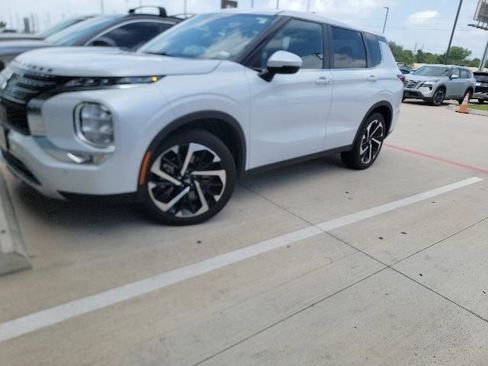 Used 2024 Mitsubishi Outlander SE FWD image 2