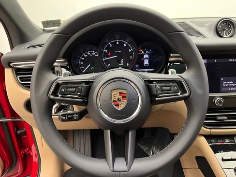 Certified 2025 Porsche Macan image 12