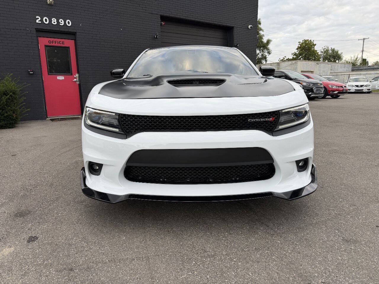 Used 2018 Dodge Charger SXT w/ Blacktop Package RWD image 2
