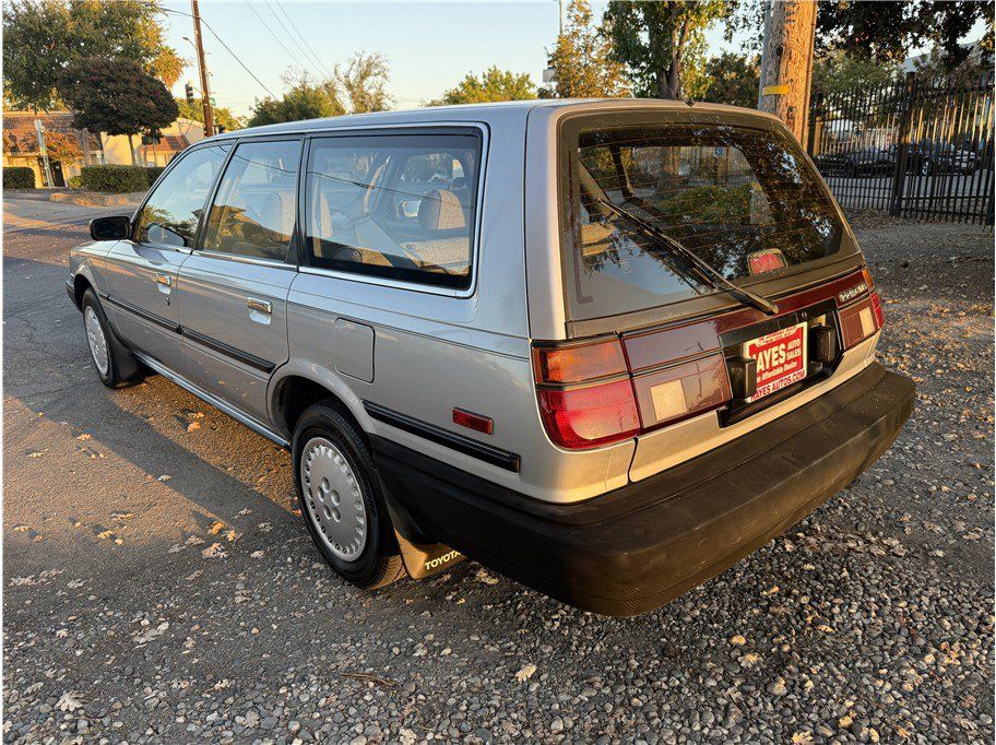 Used 1989 Toyota Camry Deluxe FWD image 3