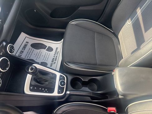 Used 2022 Hyundai Venue Limited FWD image 31
