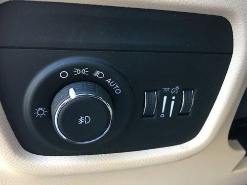 Used 2023 Jeep Grand Cherokee Limited image 14