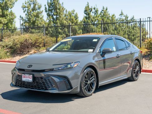 Used 2025 Toyota Camry SE w/ Convenience Package FWD image 5