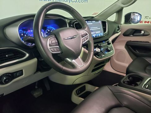 Used 2023 Chrysler Pacifica Touring-L FWD image 10