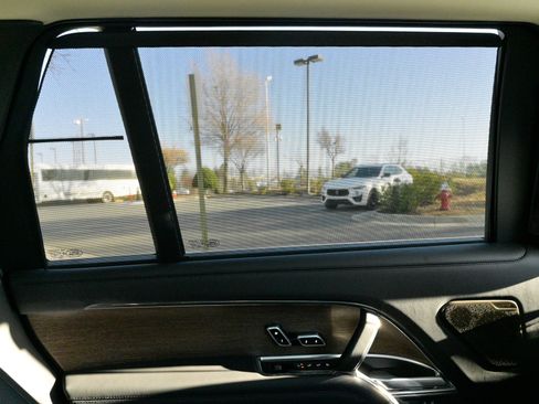 Used 2025 Land Rover Range Rover Long Wheelbase Autobiography image 40