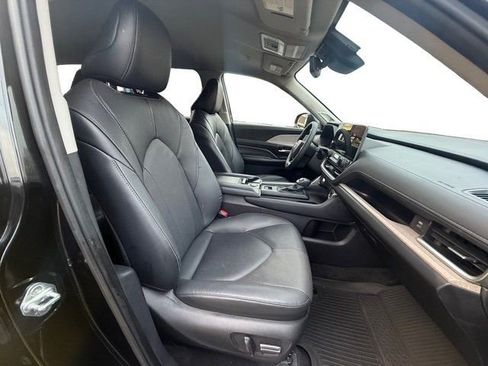Used 2024 Toyota Grand Highlander Limited image 17