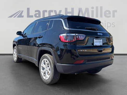 Used 2024 Jeep Compass Latitude AWD/4WD image 3