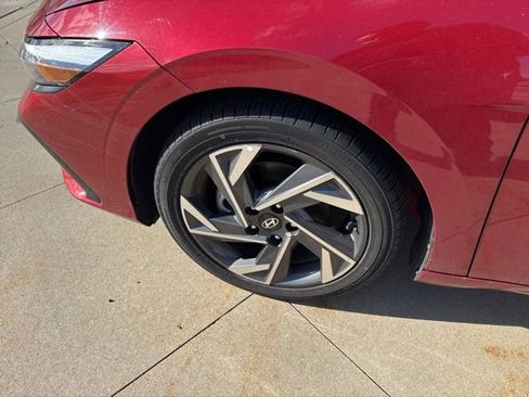 Used 2024 Hyundai Elantra Limited image 12