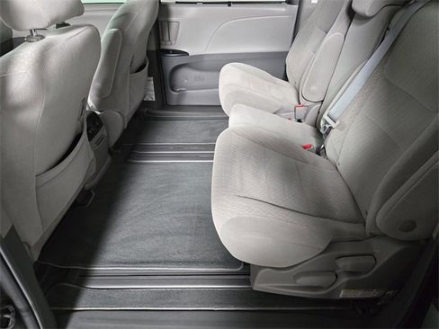 Used 2019 Toyota Sienna LE image 14