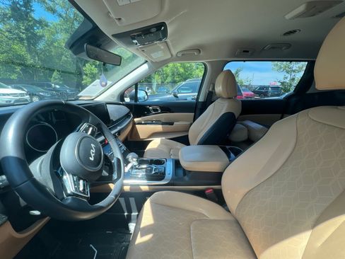 Used 2024 Kia Carnival EX FWD image 5