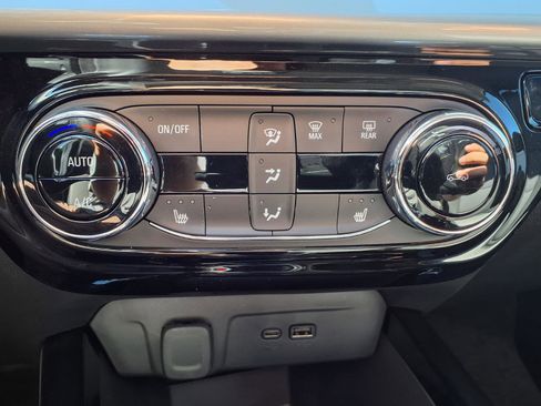 Used 2025 Chevrolet Trax LT w/ Driver Confidence Package image 8