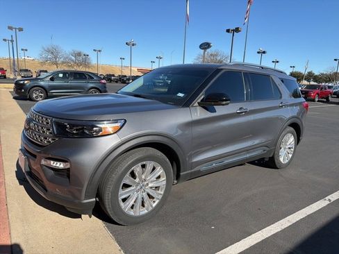Certified 2022 Ford Explorer Limited w/ Equipment Group 301A image 2