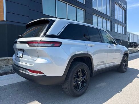 Used 2025 Jeep Grand Cherokee Laredo X w/ Luxury Tech Group I RWD image 3