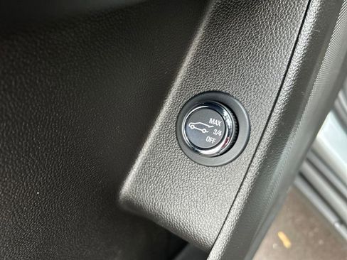 Certified 2023 Chevrolet Traverse LT image 24