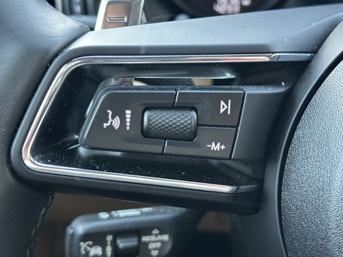 Certified 2025 Porsche Macan AWD/4WD image 23