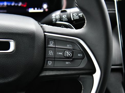 Used 2023 Jeep Grand Cherokee L Laredo image 30