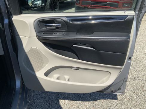 Used 2019 Dodge Grand Caravan SXT FWD image 47