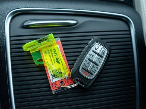 Used 2023 Chrysler Pacifica Limited image 30