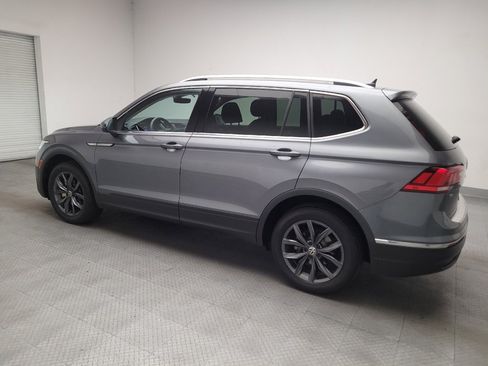 Used 2023 Volkswagen Tiguan SE w/ Panoramic Sunroof Package FWD image 3